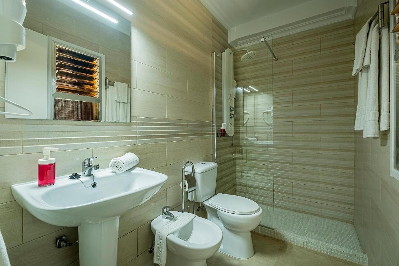 Hotel Gines Luaran gambar
