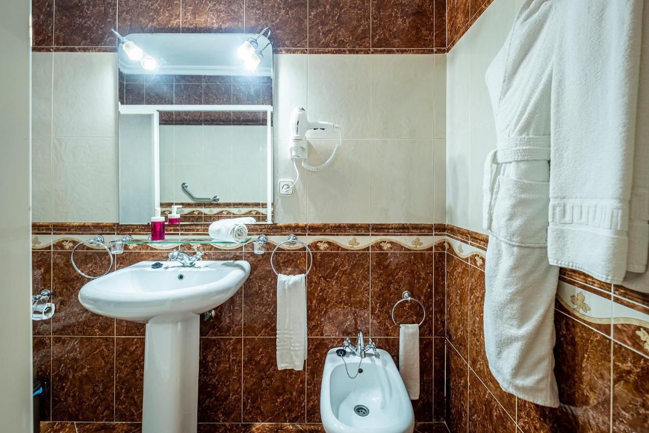 Hotel Gines Luaran gambar