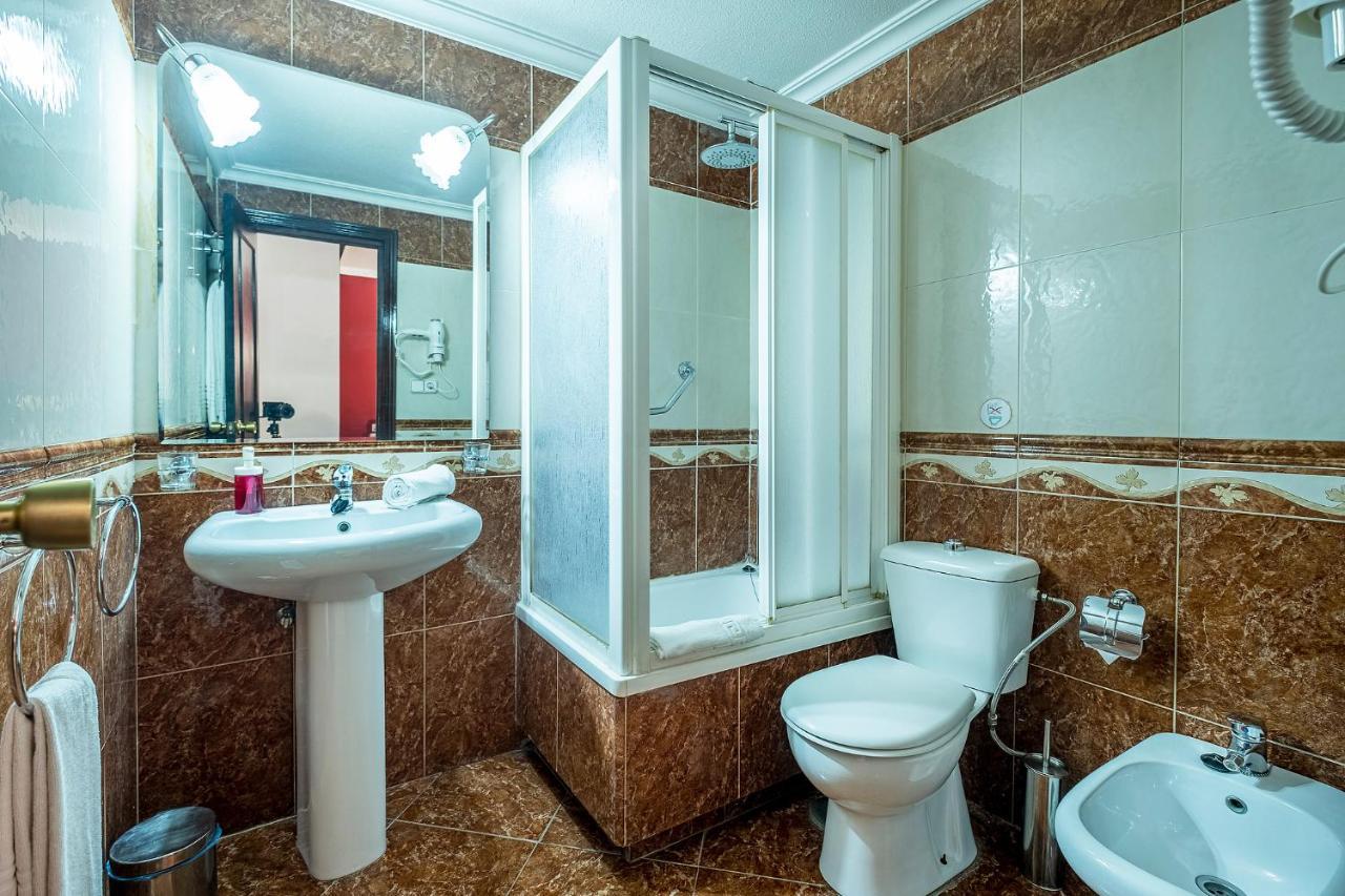 Hotel Gines Luaran gambar