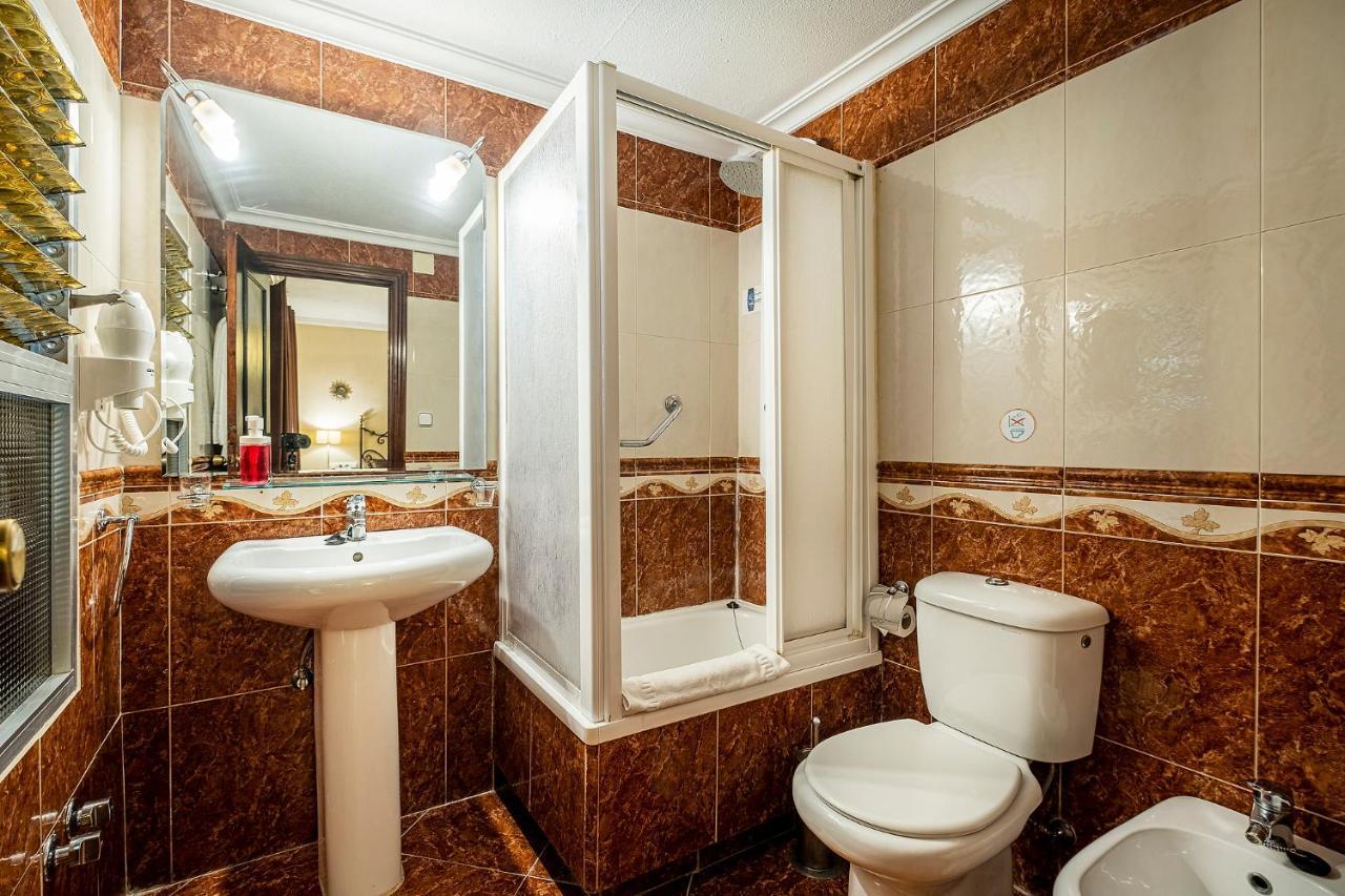 Hotel Gines Luaran gambar