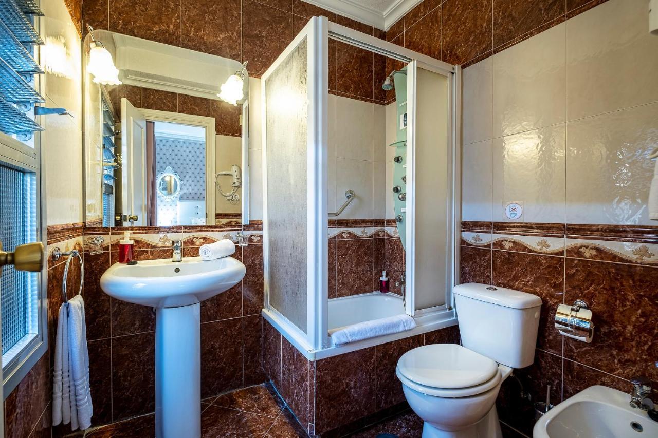 Hotel Gines Luaran gambar