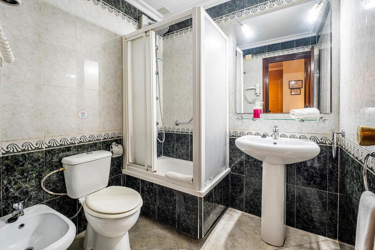 Hotel Gines Luaran gambar
