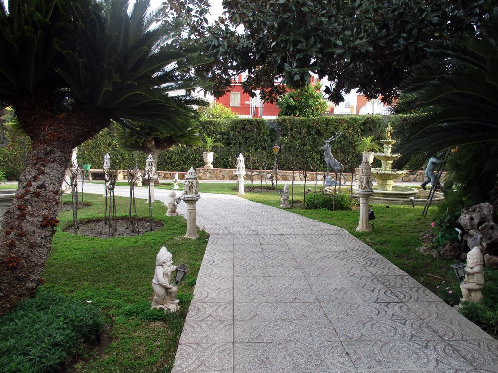 Hotel Gines Luaran gambar