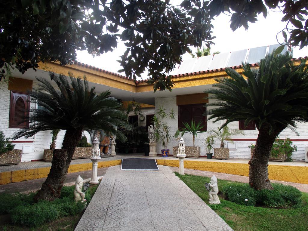 Hotel Gines Luaran gambar