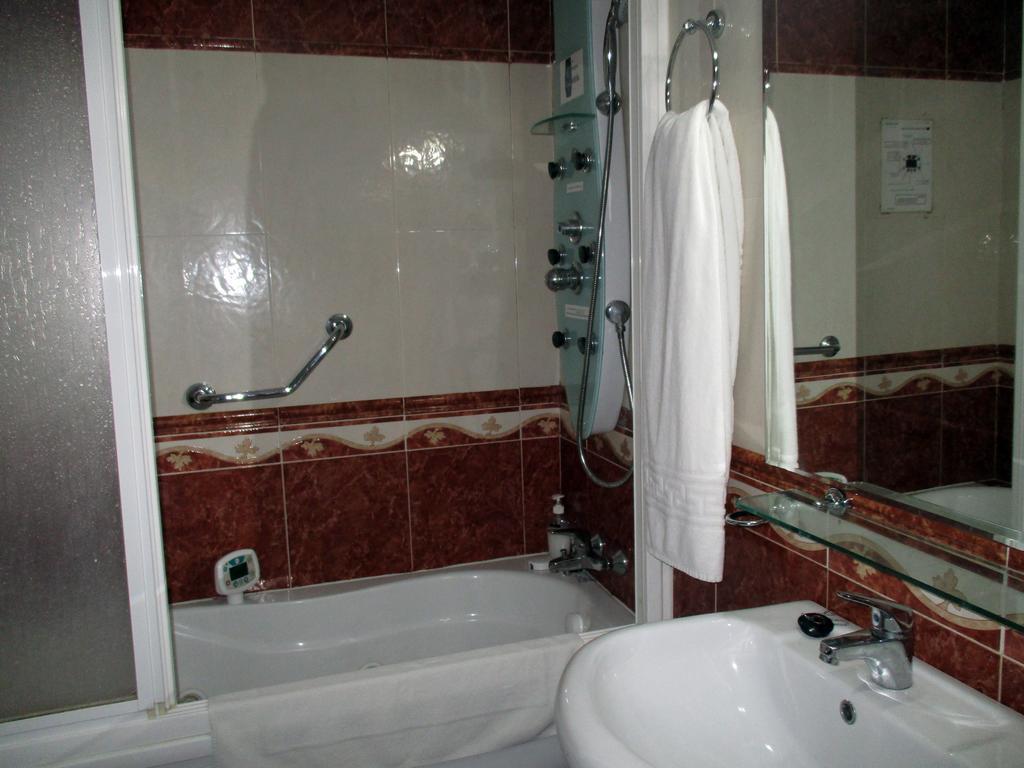 Hotel Gines Luaran gambar