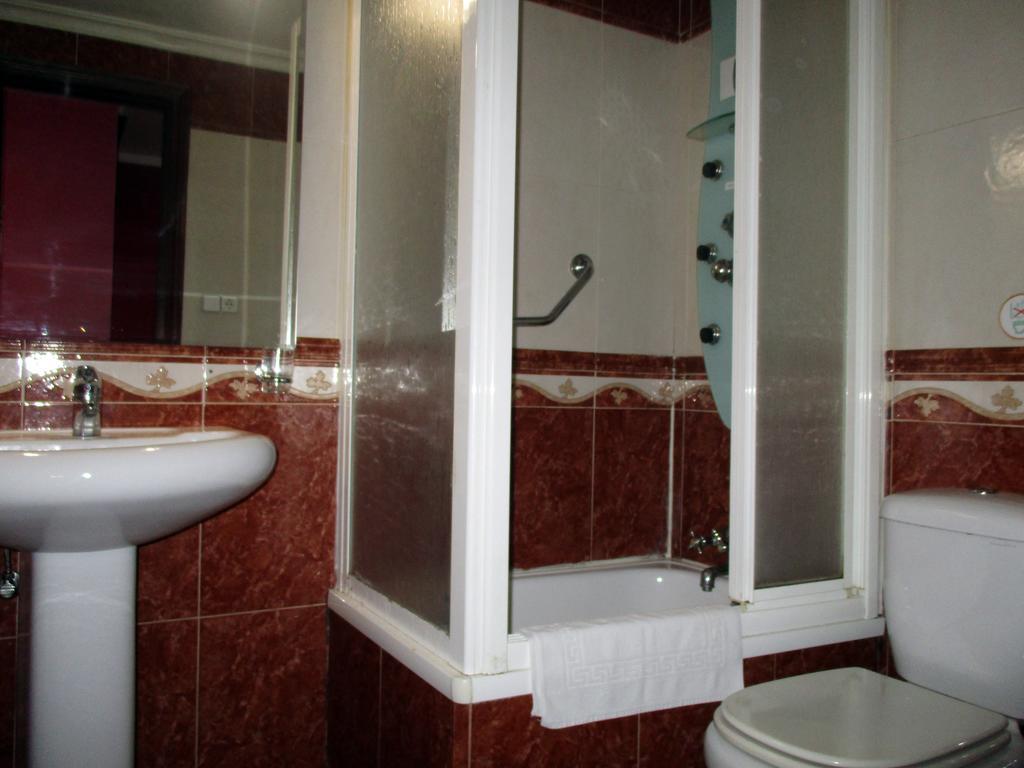Hotel Gines Luaran gambar