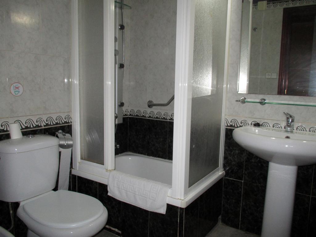 Hotel Gines Luaran gambar